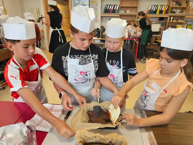 Ferdinand, Valerie, Lina und Nora backen einen Brownie. | Foto: Verena Kainz