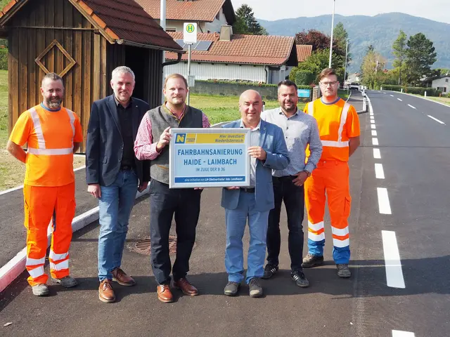 Stefan Stöllner (Strm. Pöggstall), DI Gert Kratzer (Leiter NÖ Straßenbauabteilung Krems), LAbg. Richard Punz (i.V. von LH-Stellvertreter Udo Landbauer), Bürgermeister Jürgen Fellnhofer (Marktgemeinde Münichreith-Laimbach), Gerald Wagesreiter (Leiter-Stv. Strm. Pöggstall), Georg Höllmüller (Strm. Pöggstall). | Foto: Land NÖ