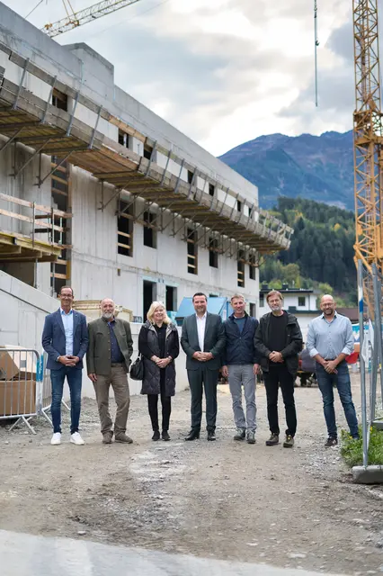 Die Projektbeteiligten feierten gemeinsam die Firstfeier für das „Betreute Wohnen“ in Zams. | Foto: Kössler
