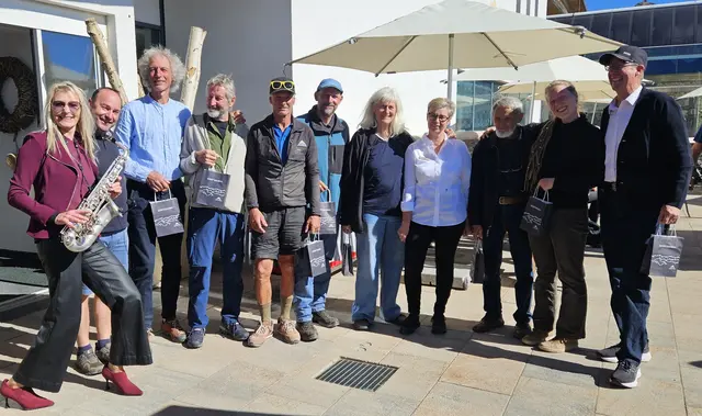 Der Geschäftsführer der Fisser Bergbahnen, Martin Pregenzer (2. v.l.), und die Restaurantleiterin des BergDiamant, Claudia Kirschner (4. v.r.), mit den nationalen und internationalen Künstlern und mit Sax-Lady Maria Kofler (l.), die ihre Kunst mit der beeindruckenden Bergkulisse in Einklang brachten. | Foto: Maria Kofler