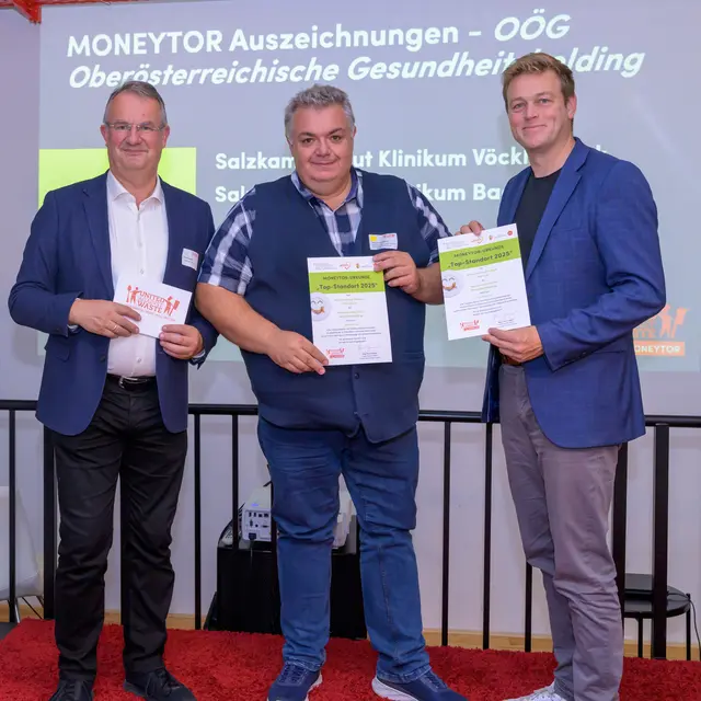 Franz Tragner (United Against Waste), Andreas Aichhorn (OÖG Salzkammergut Klinikum Vöcklabruck &amp; Bad Ischl) und Landesrat Stefan Kaineder (v.l.). | Foto: Land OÖ/Fotokerschi/Werner Kerschbaummayr