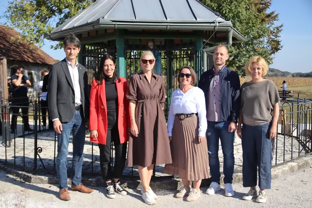Großer Festakt: Damijan Denac, Urska Farazin, Urska Mauko Tus, Daniela Leopold-Sommer, Tomas Lapoza, Mojca Bedjanic (v.l.) | Foto: MeinBezirk/Herwig Brucker