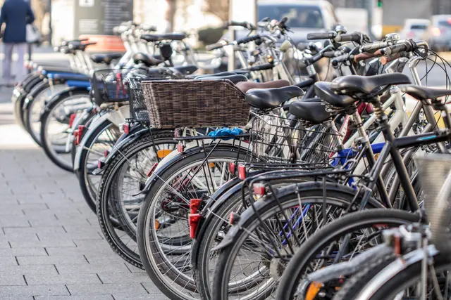 Die neue Anlage erleichtert die Anreise für Schüler und Mitarbeiter der HAK Braunau, die mit dem Fahrrad zur Schule kommen.  | Foto: Smarterpix/JimmyR (Symbolbild)