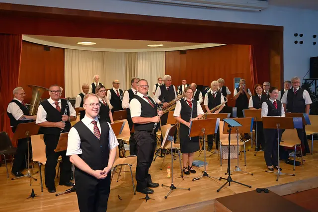 Beim großen Jahreskonzert am 25. Oktober Uhr im Neuen Rathaus Linz schwingt der neue Kapellmeister Ruben Höglinger den Taktstock an der Spitze der Bundesbahnmusik Linz.  | Foto: Bundesbahnmusik Linz/Manfred Ebner