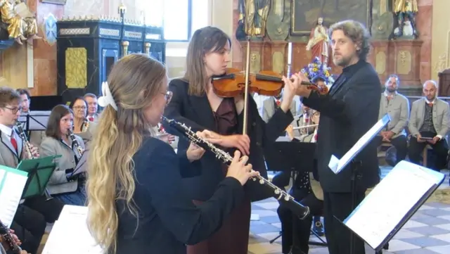Unter der Leitung von Dirigent Gregor Kovačič begeisterte das Blasorchester der Jauntaler Trachtenkapelle in Harmonie mit seinen Solisten beim Kirchenkonzert. | Foto: Jauntaler Trachtenkapelle