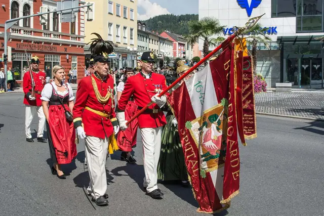 Die Garde versteht sich als Botschafterin der Stadt – ein ordentliches Auftreten will dementsprechend geübt sein. | Foto: Bürgergarde Spittal