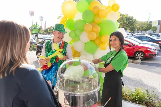 ziwa grüne Zuckerwatte, Luftballontiere und zahlreiche Goodies für Klein und Groß zu den Eröffnungstagen. | Foto: Harald Klemm | ziwa Group