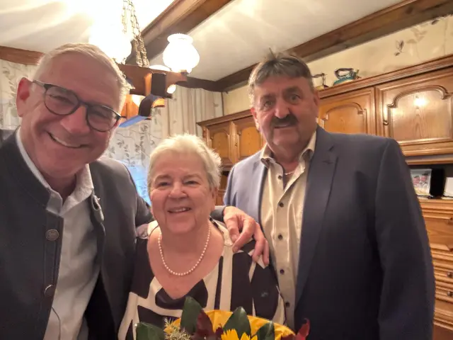 80. Geburtstag: Bürgermeister Franz Stiegler, Jubilarin Renate Valachovics und Vizebürgermeister Martin Schneidhofer | Foto: Gemeinde Matzendorf-Hölles