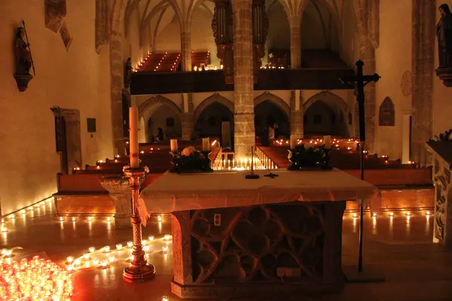 Kerzen entzünden und verbunden sein – in den vergangenen Jahren machte "Die Nacht der 1000 Kerzen" auch in Laakirchen Station | Foto: Pfarrkirche Laakirchen (Archivfoto)
