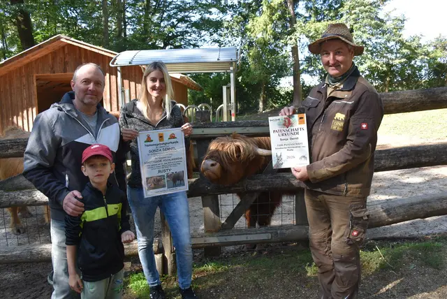 Namensgeberin Sonja Derntl und Tierpfleger Franz Palmetshofer präsentieren die Urkunden. Markus Jungwirth und Sohn Julian freuen sich mit. Rusty beobachtet das nahe Treiben. | Foto: Herbert Stoschek