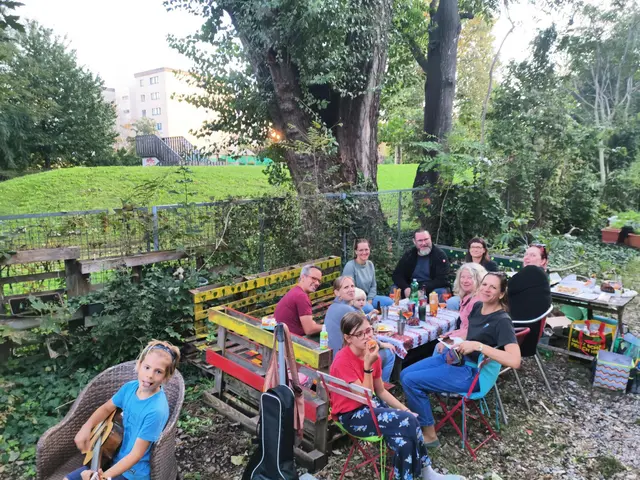Rund 45 Mitglieder garteln seit 2019 gemeinsam auf der ehemaligen Gleistrasse.  | Foto: z.V.g.