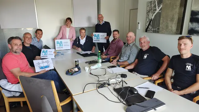 Ondrej Krajcik, Stadtrat Markus Gilly, Christoph Pfeiffer, Bürgermeisterin Silvia Drechsler, Michael Heindl, Vizebürgermeister Rainer Prachak, Benjamin Mayer, Yves Mattis, Peter Lichtenöcker und Lukas Schäfer (von links) bei der ersten Arbeitssitzung zur Wassersicherheit in Mödling. | Foto: Stadtgemeinde Mödling/Hubert Wallner