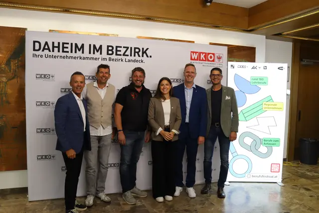 Otmar Ladner (Bezirksstellenleiter WK Landeck), Markus Gerstgrasser (MAGS Werbetechnik), Christian Juen (Hafnerei Juen Christian), Celina File (Handl Tyrol GmbH), Michael Mairhofer (GF der Industriellenvereinigung Tirol) und WK-Obmann Michael Gitterle, (v.l.).  | Foto: Elisabeth Zangerl