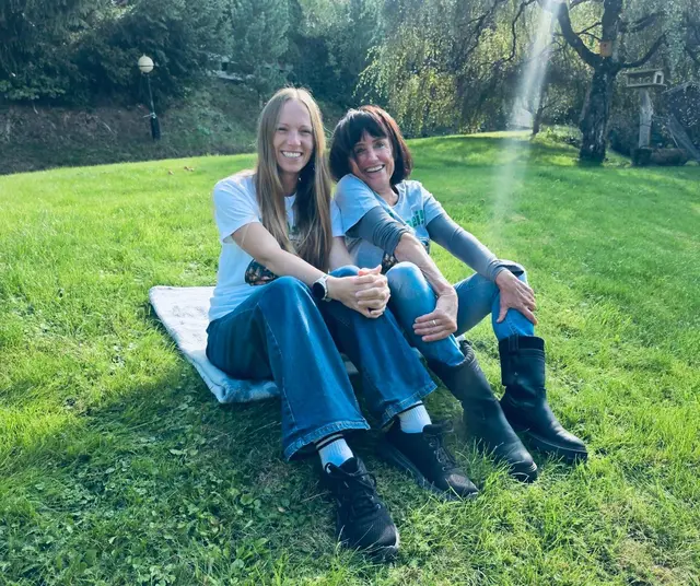 Von Innsbruck nach Brüssel: Barbara Graf (rechts) und Sonja Dibiasi (links) planen für 2027 eine rund 1.000 Kilometer lange Protestfahrt gegen Tiertransporte. | Foto: Radeln gegen Tiertransporte