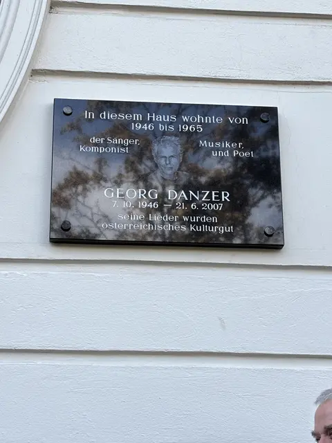 Die neue Gedenktafel am Gaudenzdorfer Gürtel 47. | Foto: Marlene Graupner/MeinBezirk
