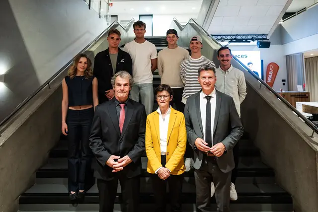 LH Daniel Fellner mit Vizerektorin Doris Hattenberger, Projektbetreuer Thomas Brandauer und den neuen Studierenden, die in diesem Semester in das Projekt "Spitzensport und Studium" starten. | Foto: LPD Kärnten/Varh