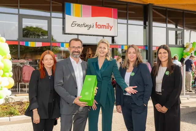 Ernsting´s family Eröffnung (vlnr): Lea Hüttmair / Head of Area Sales Ernsting´s Family | 
Alexander Steininger / Head of Area Sales &amp; Sales Management Ernsting´s Family | Julia 
Klinglmüller / Eigentümerin und Geschäftsführerin ziwa Group | Pia Scheikl / ziwa Park 
Managerin | Julia Schabauer / Ltg. ziwa Park Management | Foto: Harald Klemm