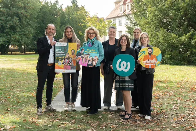 Alexandra Nagl mit den regionalen Koordinatorinnen und Koordinator für Bildungs- und Berufsorientierung.  | Foto: RMSW