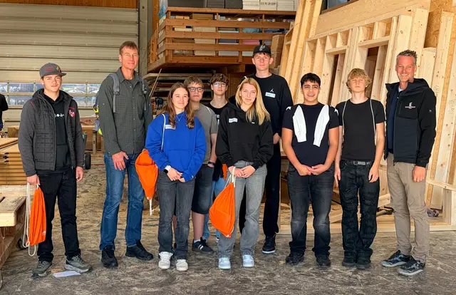 Entsprechend ihrer schulischen Schwerpunkte besuchten sie Betriebe aus den Bereichen Technik, Bau und Handwerk sowie Dienstleistung, Tourismus und Soziales. | Foto: Gemeinde Kössen
