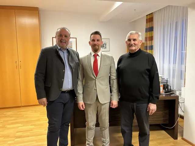 Baldiger Wechsel auch in Neustift an der Lafnitz: Bezirkshauptmann Peter Bubik, Vizebürgermeister Mathias Wappel und Bürgermeister Johann Kremnitzer bei der Angelobung von Wappel im Jänner | Foto: Gemeinde Neustift an der Lafnitz