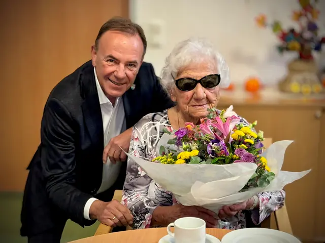Bezirkschef Gerald Bischof (SPÖ) gratulierte Frau Katharina zu ihrem 105. Geburtstag. | Foto: BV 23