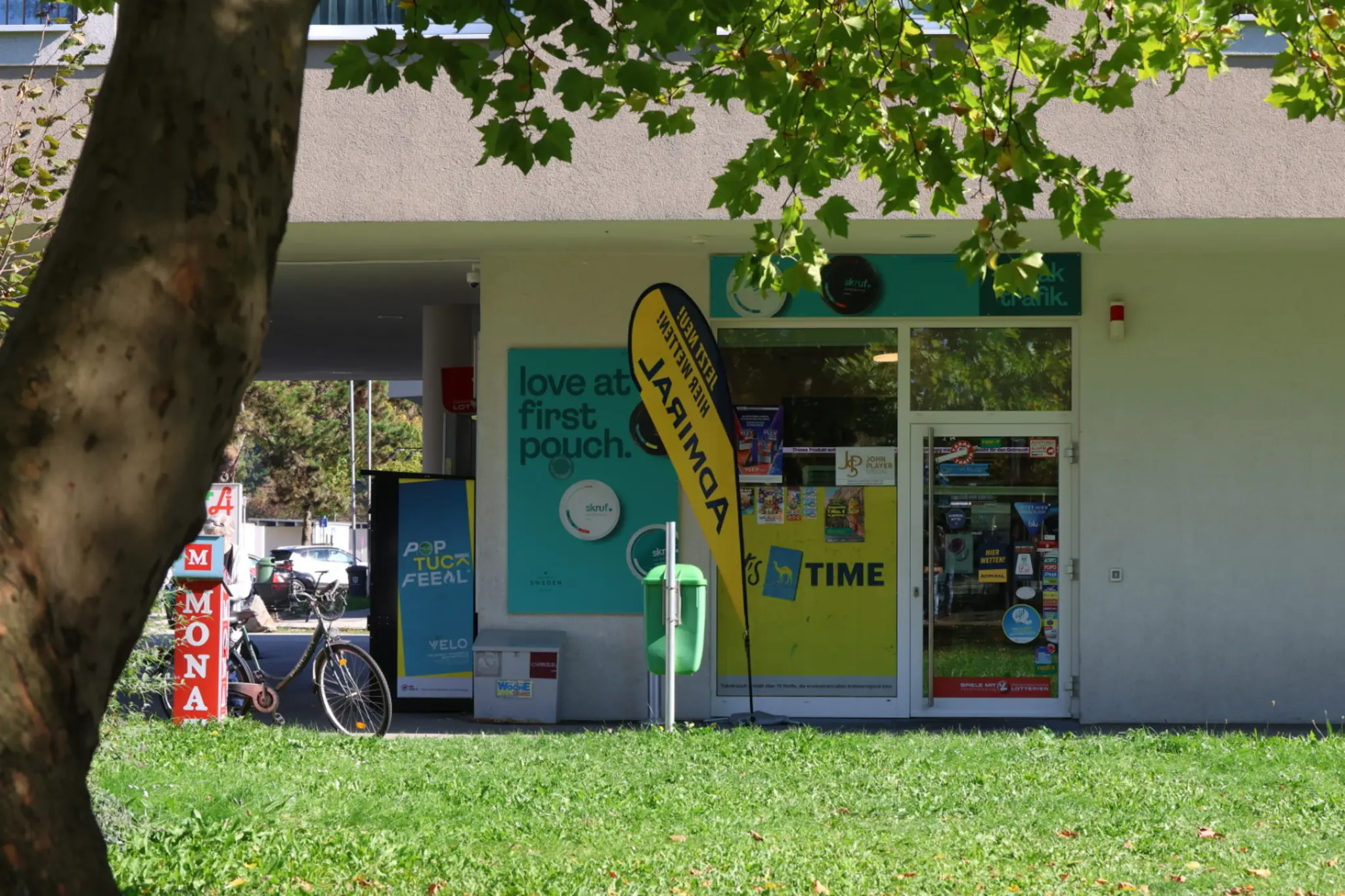 Perpetrator threatened employee with scissors: Tobacco shop in ...