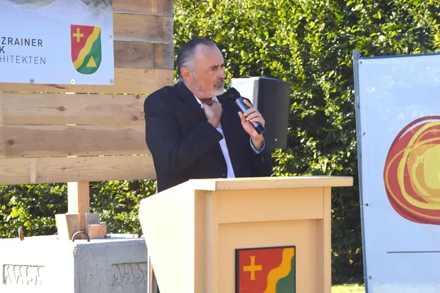 Landeshauptmann Hans Peter Doskozil ist froh darüber, dass in Jennersdorf endlich der Startschuss für die neue Halle gesetzt werden konnte.  | Foto: Elisabeth Kloiber/MeinBezirk