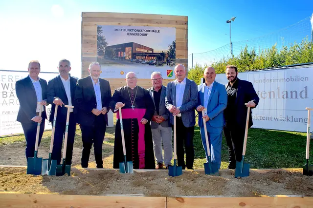 Setzten den Spatenstich: LAbg. Fabio Halb, Sportlandesrat Heinrich Dorner, Landeshauptmann Hans Peter Doskozil, Kanonikus Franz Brei, Vizebürgermeister Helmut Kropf, Bürgermeister Reinhard Deutsch, Bundesrat Mario Trinkl und Stadtrat Oliver Stangl (von links).  | Foto: Elisabeth Kloiber/MeinBezirk
