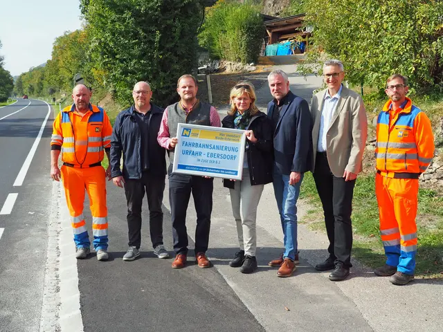 Andreas Hahn (Strm. Persenbeug), Roman Schinnerl (Leiter Strm. Persenbeug), LAbg. Richard Punz (i.V. von LH-Stellvertreter Udo Landbauer), Bürgermeisterin Gerlinde Schwarz (Marktgemeinde Leiben), DI Gert Kratzer (Leiter NÖ Straßenbauabteilung Krems), Ing. Walter Schierhuber (NÖ Straßenbauabteilung Krems), Rene Lichtenwallner (Strm. Persenbeug). | Foto: Land NÖ