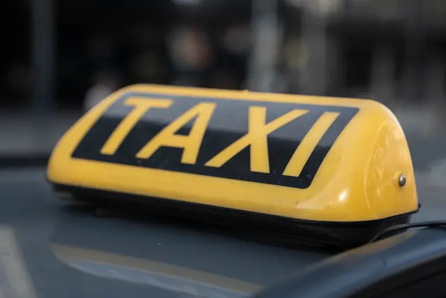 Ein 14-jähriges Mädchen jagte einen Taxilenker mit einem Messer um sein Auto. (Symbolbild) | Foto: Sade Jerabek/MeinBezirk