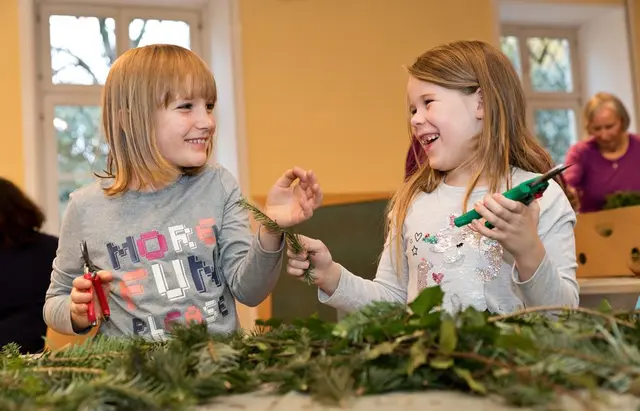 Kinder sollen die Feste verstehen. Anhand von Geschichten, Liedern, Ritualen und Stationen für alle Sinne werden die zentralen Inhalte von Advent und Weihnachten, Fastenzeit, Ostern, Pfingsten, Erntedank und Allerheiligen erfahrbar.  | Foto: Diözese Linz