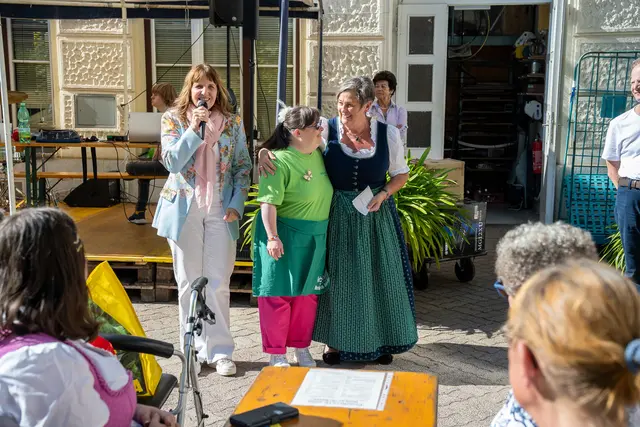 „Die Lebenshilfe ist ein wichtiger und lebendiger Teil unserer Stadt": Bürgermeisterin Silvia Drechsler beim Oktoberfest der Lebenshilfe. | Foto: Lebenshilfe Niederösterreich