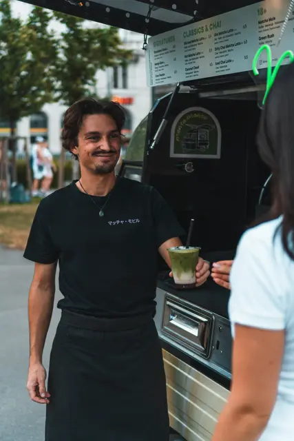 Ab sofort bringt das Matchamobil das Getränk zur Kundschaft.  | Foto: Espressomobil