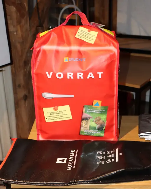 Eine Zivilschutzverband-Vorratstasche für Lebensmittel und eine Brandschutztasche für Akkus. | Foto: Plan