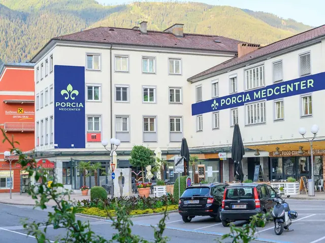 Neuer Name, neue Farbe, neue Funktion: Das älteste Einkaufszentrum Oberkärntens präsentiert sich künftig als „Porcia MedCenter“ und soll zum Gesundheitsstandort werden. (KI-generierte Visualisierung) | Foto: CCS GmbH
