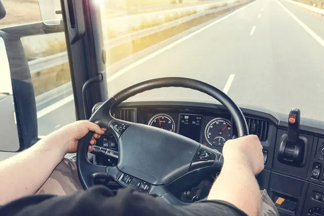 Lkw-Lenker müssen oft endlos lange fahren, bis sie das nächste WC erreichen. (Symbolbild) | Foto: Panthermedia