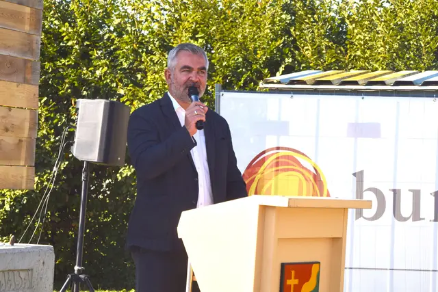 Sportlandesrat Heinrich Dorner: "Die neue Multifunktionssporthalle ist nicht nur für die sehr erfolgreichen Sportdisziplinen, Volleyball und Judo wichtig, sondern ich gehe davon aus, dass alle Sportinteressierten hier Platz finden werden." | Foto: Elisabeth Kloiber/MeinBezirk