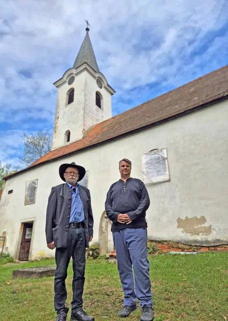 Franz Illetschko und Pater Tomáš Vyhnálek vor der historischen Pfarrkirche von Zuggers, die in den kommenden Monaten saniert werden soll. | Foto: Harald Winkler