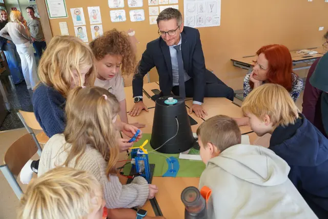 Gemeinsam mit den Gästen bauten die Kinder der Volksschule Axams ein Modell, das veranschaulicht, wie Strom aus Wasserkraft erzeugt wird. | Foto: AMG