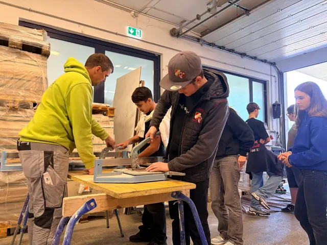 Die Jugendlichen konnten verschiedene Tätigkeiten kennenlernen und dabei erste Eindrücke von möglichen Lehrberufen sammeln. | Foto: Gemeinde Kössen