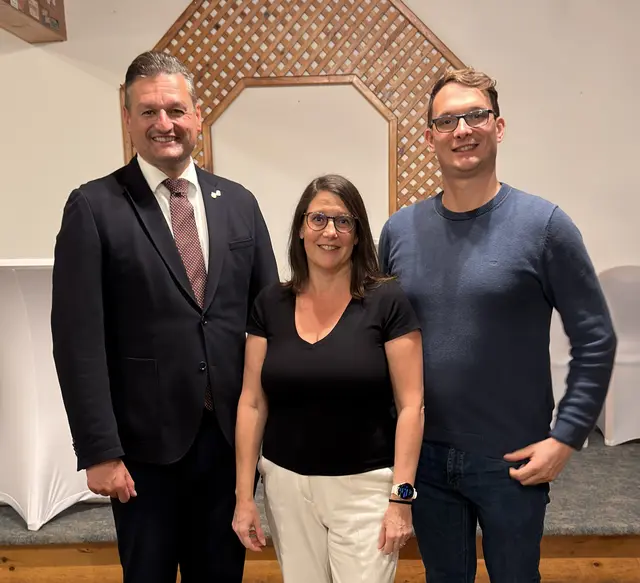 Doris Kobler mit Bezirksobmann Michael Gruber (li.) und Bezirkssekretär Andreas Schnörch. | Foto: FPÖ