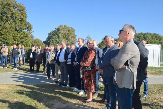 Zahlreiche Bürgermeister und Vertreter der Jennersdorfer Sportvereine nahmen am Spatenstich in Jennersdorf teil.  | Foto: Elisabeth Kloiber/MeinBezirk