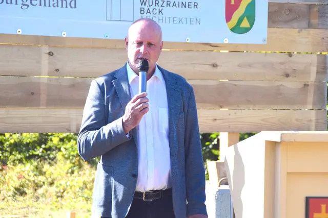 Bürgermeister Reinhard Deutsch freut sich über den Startschuss der neuen Multifunktionshalle in Jennersdorf.  | Foto: Elisabeth Kloiber/MeinBezirk