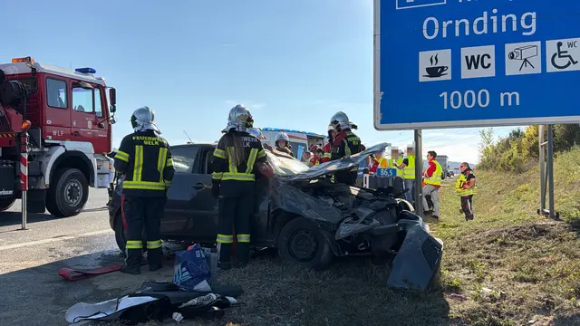 Schwerer Unfall auf der A1: Zwischen Melk und Pöchlarn überschlug sich ein Pkw mehrfach. | Foto: DOKU-NÖ