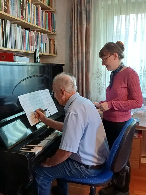 Hanzi und Marija Artač, vertieft in ihre kreative Arbeit an ihrer gemeinsamen Musik | Foto: Privat