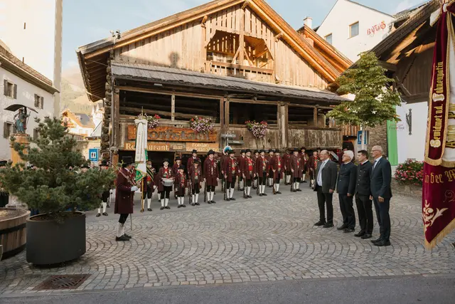 Die angetretenen Formationen bei der Meldung an den Landeshauptmann. | Foto: Manuel Pale