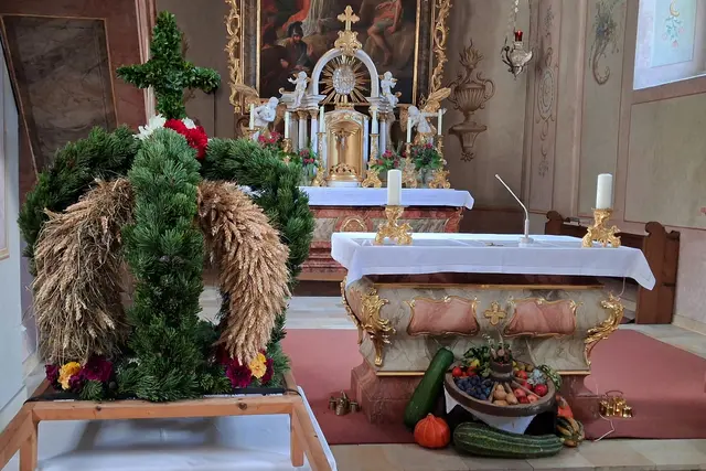 ...der Innenbereich der Kirche
 war für Erntedank so hübsch hergerichtet.