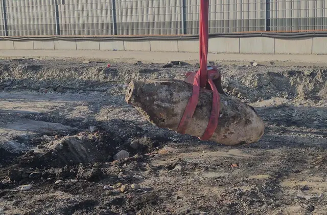 Bauarbeiten brachten eine Fliegerbombe aus dem zweiten Weltkrieg zu Tage.  | Foto: GKB