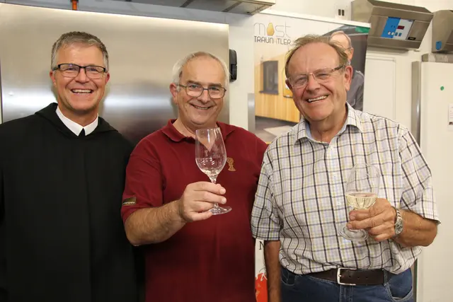 Pater Jakobus und Kellermeister PAter Siegfried vom Stift Kremsmünster mit Max Zwicklhuber (v.li.). | Foto: Staudinger