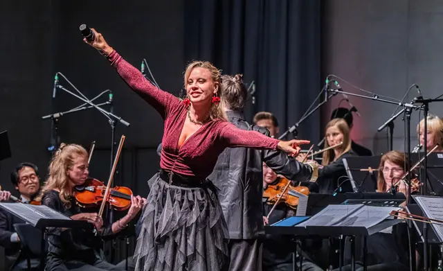 Ein Höhepunkt des Nachmittags war der Auftritt von Schauspielerin und Sängerin Katharina Straßer. | Foto: R. Wehrl
